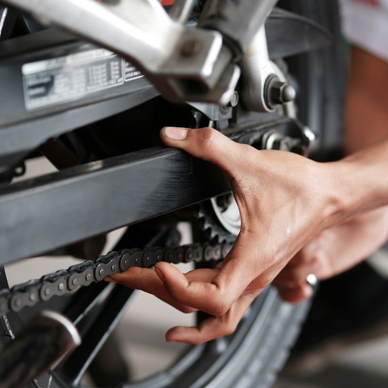 Kontrola i regulacja łańcucha napędowego motocykla