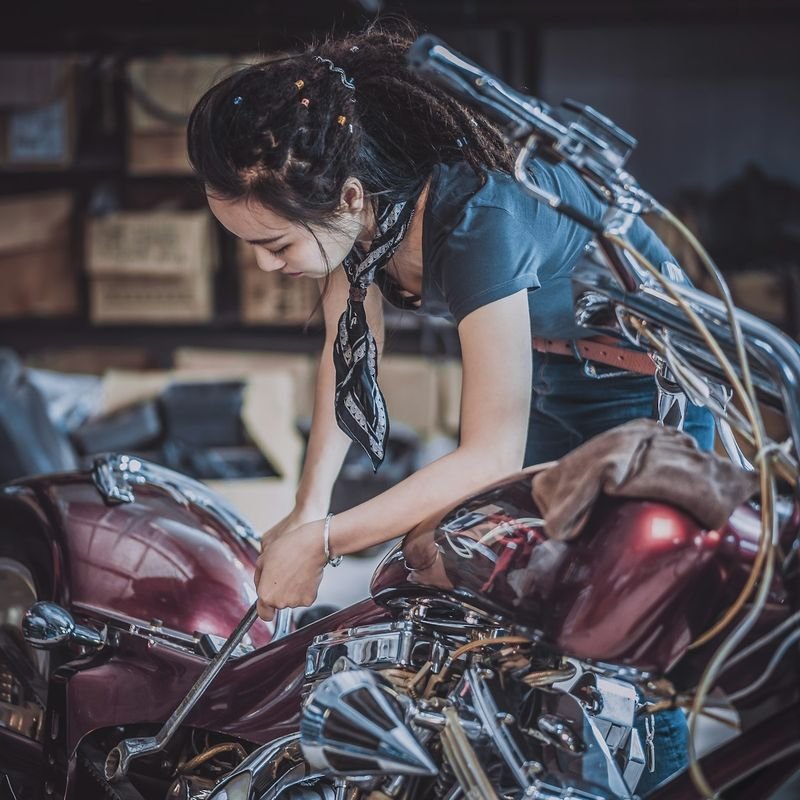 Praca przy silniku motocykla typu cruiser