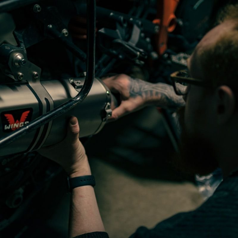 Montaż układu wydechowego w motocyklu