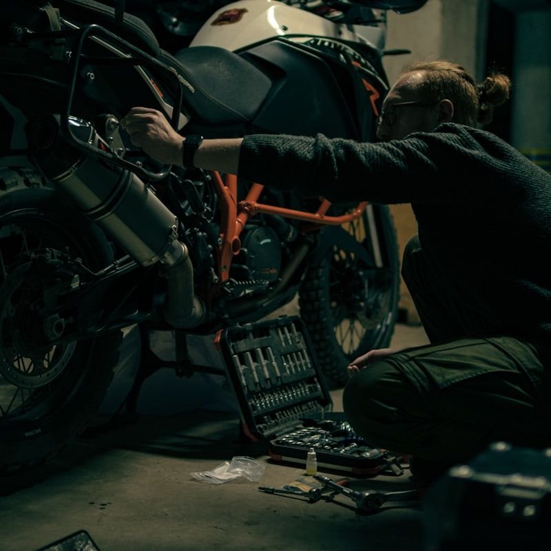Serwis motocykla z użyciem profesjonalnych narzędzi warsztatowych
